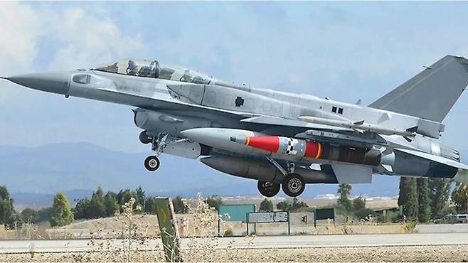 이스라엘 공군 F-16 전투기가 록스(ROCK) 공중발사탄도미사일을 탑재한 채 이륙하고 있다. 세계일보 자료사진