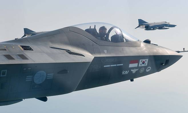 퇴역을 앞둔 F-4 팬텀이 한국형 초음속 전투기 KF-21과 편대 비행을 실시하고 있다. KF-21은 F-4와 F-5를 대체하기 위해 국내개발된 전투기로, 2026년부터 공군에 배치될 예정이다. 공군 제공