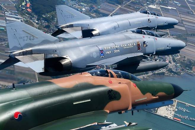 지난 9일 퇴역을 앞두고 국토순례 비행에 나선 F-4 팬텀 필승편대가 서해대교 상공을 지나가고 있다. 공군 제공