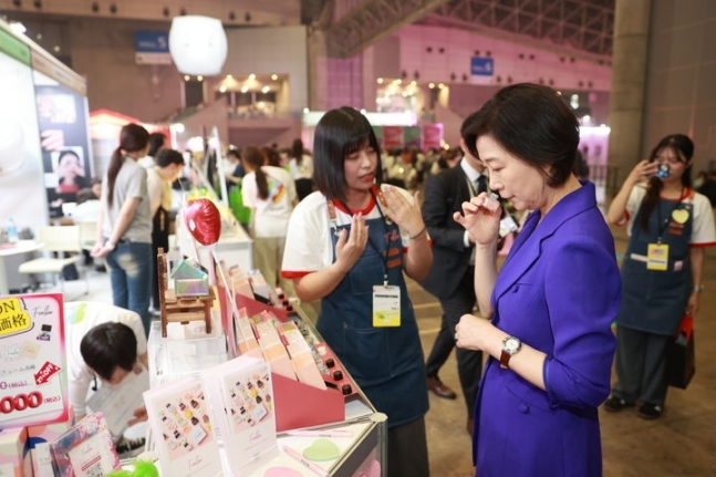오영주 중소벤처기업부 장관이 11일 일본 도쿄에서 열린 케이콘 재팬 2024' 연계 중소기업 제품 판촉 행사장에서 제품을 체험하고 있다. 중소벤처기업부 제공