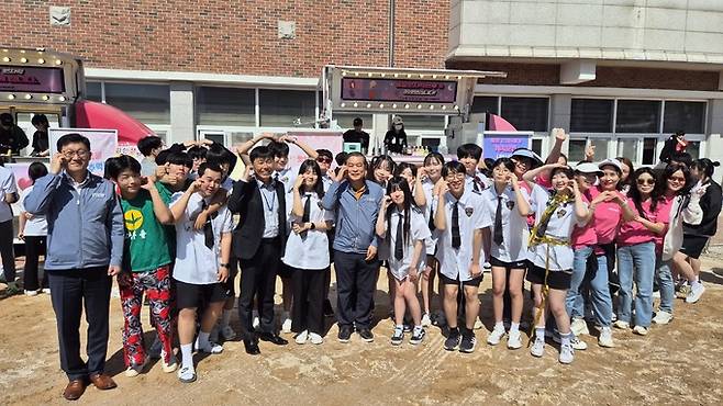 월성본부 관계자들이 지난 9일 한국국제통상마이스터고등학교 체육한마당 행사에 참석한 뒤 학생들과 기념촬영을 하고 있다. 월성본부 제공