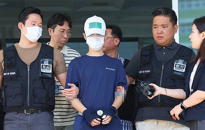 인천 남동구의 한 아파트 복도에서 출근하던 옛 여자친구를 살해한 설씨가 경찰서에서 검찰로 송치되고 있다. ⓒ연합뉴스