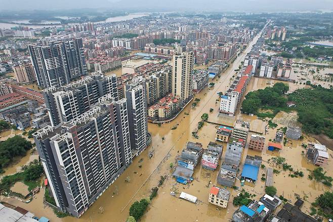 4월22일 중국 남부 광둥성 칭위안시에 폭우가 내린 후 침수된 건물과 거리를 촬영한 항공사진 ⓒAFP 연합