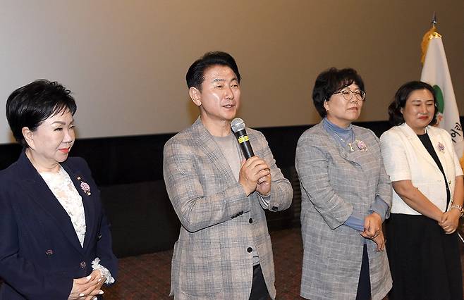 김동근 시장(윈쪽 두번째)이 지난 10일 의정부 신세계 CGV에서 개최된 ‘보육교사 역량 강화’ 행사에서 축사를 하고 있다. 사진제공 | 의정부시