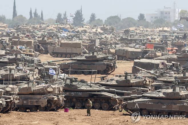 가자국경 집결한 이스라엘군 탱크 (가자국경 EPA=연합뉴스) 9일(현지시간) 이스라엘 남부 가자지구 분리장벽 인근에 이스라엘군 탱크와 장갑차들이 집결해 있다. 이날 이스라엘군은 하마스의 최후 보루로 여겨지는 가자지구 최남단 도시 라파에서 민간인 15만명이 대피했다고 밝혔다. 2024.05.10 passion@yna.co.kr