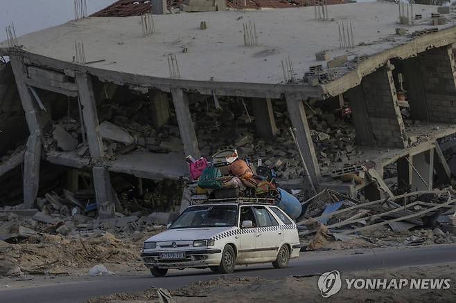 이스라엘군의 군사적 압박 강화 속에 라파를 빠져나와 칸유니스로 피신한 피란민 차량. [EPA 연합뉴스 자료사진 재판매 및 DB 금지]