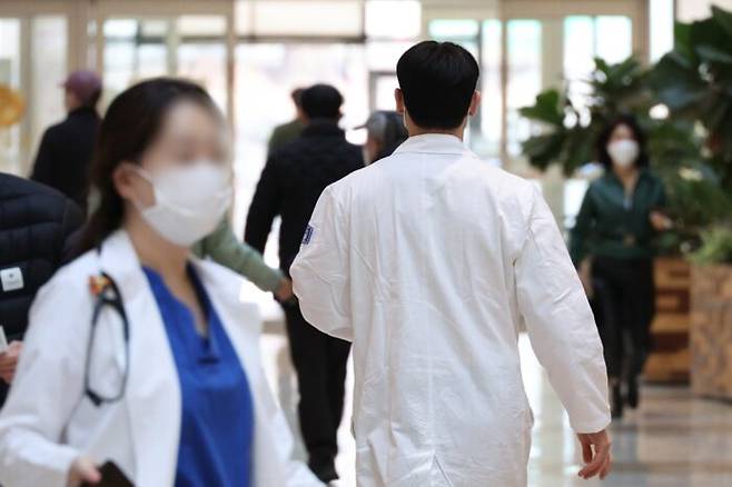 서울의 한 상급종합병원에서 의료진이 이동 중이다. *이 사진은 기사와 관련없음 [사진=뉴스1]