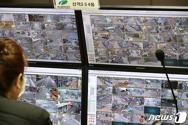 CCTV 통합관제센터 관제요원의 '매의 눈'이 차량 털이 미수범을 붙잡았다. 사진은 대구의 CCTV 통합관제센터. (사진은 기사 내용과 무관함) / 뉴스1 ⓒ News1 자료 사진