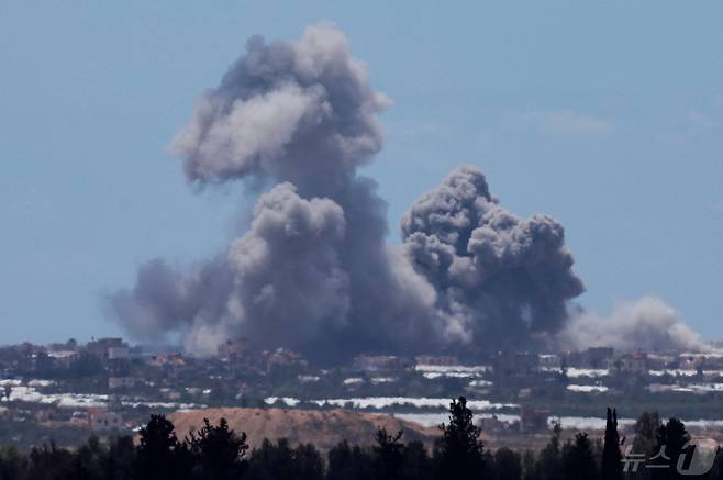 6일(현지시간) 이스라엘 가자지구 상공에 공습으로 인한 연기가 자욱하게 솟구치는 모습. 이날 이스라엘군은 최남단 라파 동부 지역에 '즉시 대피' 명령을 내렸다. 2024.05.06/ ⓒ 로이터=뉴스1 ⓒ News1 권진영 기자