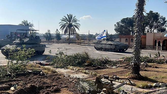 7일(현지시간) 가자지구 남부 라파와 이집트를 잇는 라파 검문소 앞에 이스라엘의 탱크가 세워져있다. 2024.05.07 ⓒ AFP=뉴스1 ⓒ News1 정지윤 기자