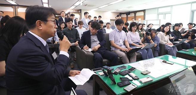 박상우 국토교통부 장관이 13일 오후 세종시 정부세종청사에서 출입기자단과 전세사기 피해 관련 차담회에서 지원방안 등에 대해 발언하고 있다.2024.5.13/뉴스1 ⓒ News1 김기남 기자