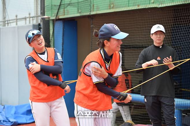 내야수 박주아(왼쪽)와 김현희는 부상자 명단에 등록돼 따로 재활 훈련을 가졌다. 화성 | 황혜정 기자 et16@sportsseoul.com