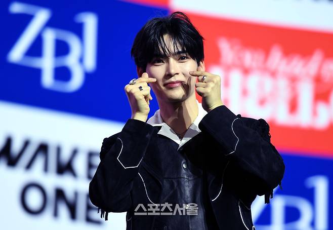 그룹 ZEROBASEONE(제로베이스원) 성한빈이 13일 서울 이태원 블루스퀘어에서 열린 미니 3집 ‘You had me at HELLO (유 해드 미 앳 헬로우)’ 발매 기념 쇼케이스에서 포토타임을 갖고 있다. 2024. 5. 13. 최승섭기자 thunder@sportsseoul.com