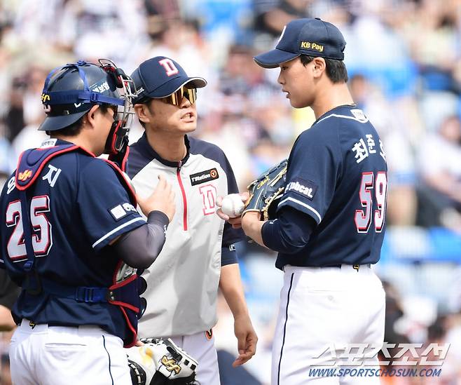 28일 대전 한화생명이글스파크에서 열린 한화와 두산의 경기. 2회 조웅천 투수 코치와 대화하는 두산 선발 최준호. 대전=송정헌 기자songs@sportschosun.com/2024.04.28/