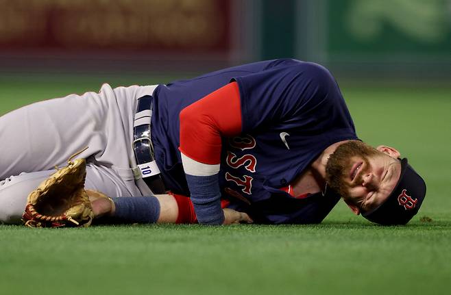 보스턴 레드삭스 유격수 트레버 스토리가 지난달 6일(한국시각) LA 에인절스전에서 4회 수비를 하다 어깨를 다쳐 쓰러져 있다. USATODAY연합뉴스