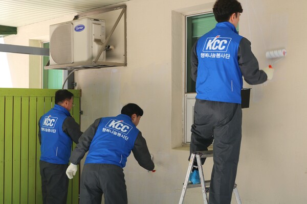 KCC 행복나눔봉사단이 울산시 소재 복지기관 외부를 페인트로 도색하고 있는 모습. ⓒKCC