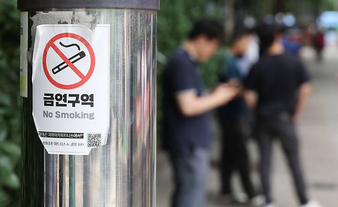 서울 종로구 금연 구역 인근골목에서 시민들이 담배를 피우고 있다. /연합뉴스