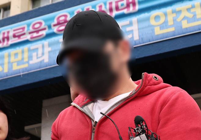 서울 용산구의 한 아파트에서 현직 경찰관이 추락사한 '집단 마약 투약' 의혹 주요 피의자 정모씨가 작년 9월 20일 오전 서울 용산경찰서에서 검찰로 송치되고 있다. 정씨는 모임 장소가 된 아파트 장소를 제공한 혐의를 받는다. /뉴스1