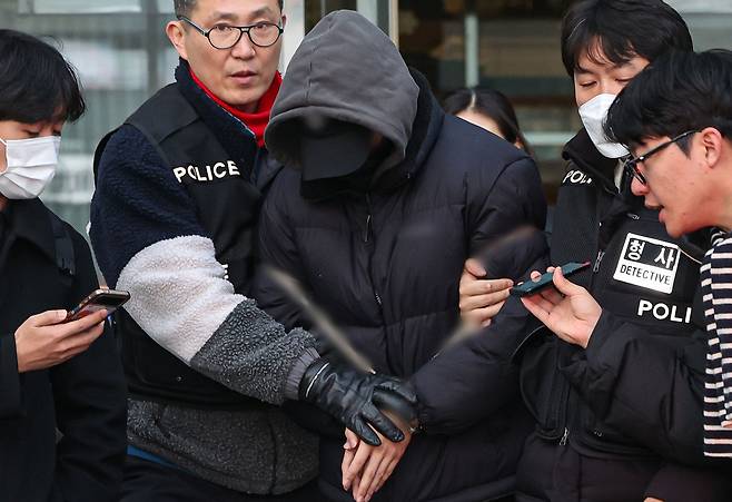 경복궁 담벼락에 2차 낙서를 한 20대 남성 설모씨가 성북경찰서에서 검찰로 송치되고 있다. /뉴스1