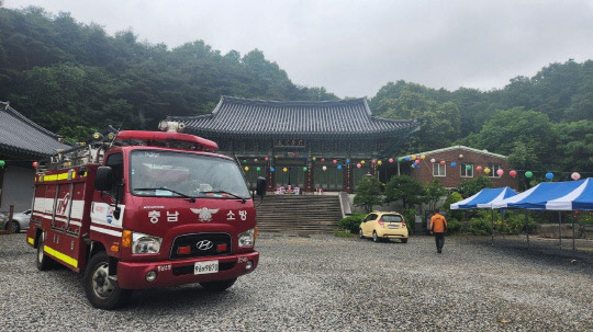 지난해 부처님오신날 금산군 한 사찰에 소방차가 근접배치된 모습. 충남도 제공.