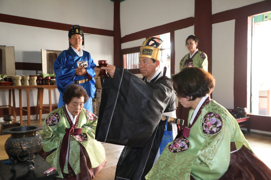 금산군은 지난 11일 금산향교 대성전에서 유교 정신을 기리기 위해 박범인 군수가 공기(孔紀춘) 2576년 춘계석전대제에 초헌관으로 봉행하고 있다. 금산군 제공