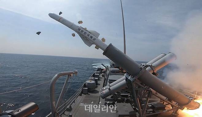 5월 10일 동해 해상에서 실시한 합동 전투탄 실사격 훈련에서 홍대선함(PKG)이 적 수상함의 해상도발 상황을 가정해 해성-I 함대함유도탄을 발사하고 있다. ⓒ국방부