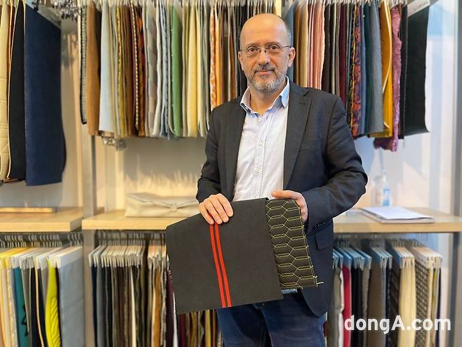 필리포 타이아니 알칸타라 디자인 매니저가 지난달 17일(현지시간) 이탈리아 알칸타라 본사에서 람보르기니 우루스와 아이오닉 5 N에 사용된 소재를 소개하고 있다.