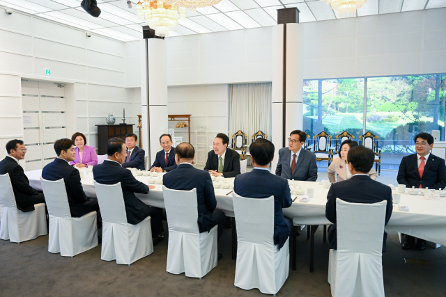 윤석열 대통령이 13일 서울 한남동 관저에서 황우여 비상대책위원장, 추경호 원내대표, 정점식 정책위의장, 성일종 사무총장 등 국민의힘 비상대책위원들과 만찬을 하고 있다. 대통령실 제공