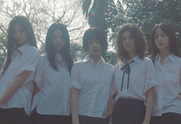 뉴진스 신곡 ‘버블 검’ 뮤직비디오 속 ‘걸코어 룩’. 사진 어도어