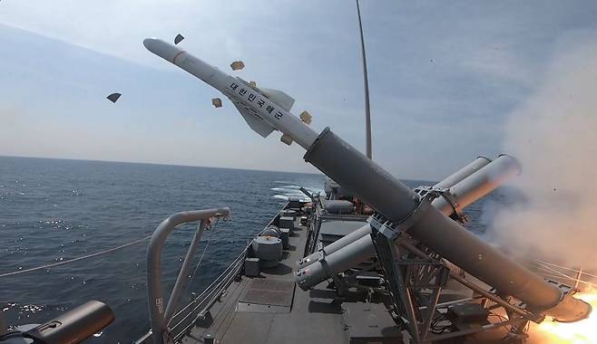 해군은 지난 10일 육군·공군과 함께 동해 해상에서 합동 해상 전투탄 실사격 훈련을 성공적으로 완수했다고 13일 밝혔다. 홍대선함(PKG)이 적 수상함의 해상도발 상황을 가정해 해성-I 함대함유도탄을 발사하고 있다. 사진=해군 제공