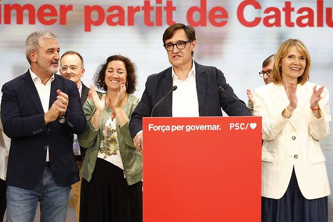 스페인 카탈루냐 지방의회 선거에서 사회당을 이끌고 승리한 살바도르 야(가운데) 당 지역 대표가 12일(현지시각) 기자회견을 하고 있다. 바르셀로나/EPA 연합뉴스