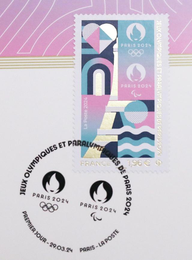 지난 4월 26일 프랑스 파리의 우정 박물관에서 2024 파리올림픽·패럴림픽 공식 기념우표가 공개되고 있다. 이 우표는 에펠탑, 센강 등 파리의 상징적인 장소와 육상 트랙, 올림픽 성화 등의 요소들로 디자인됐다. 파리=신화/뉴시스