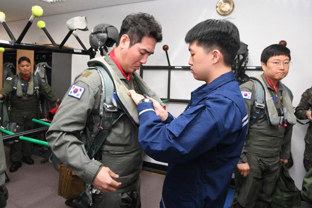 9일 수원 공군기지에서 F-4 팬텀 고별 국토순례비행을 위해 기자가 장구를 착용하고 있다. 공군 제공