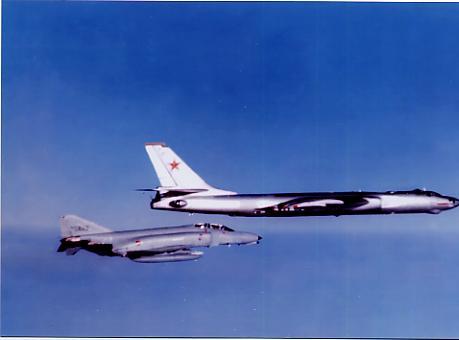 1983년 11월 5일 F-4E 팬텀 전투기(왼쪽)가 동해 상공에 출현한 구소련 TU-16 폭격기를 차단하고 있다. 공군 제공
