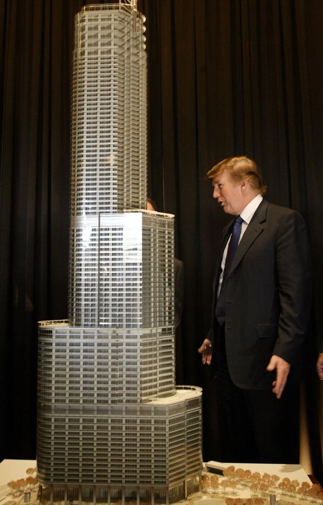 도널드 트럼프 전 미국 대통령이 2003년 일리노이주 시카고에서 열린 기자회견에서 92층 높이의 시카고 타워 모형 옆에 서 있다. 시카고=AFP 연합뉴스