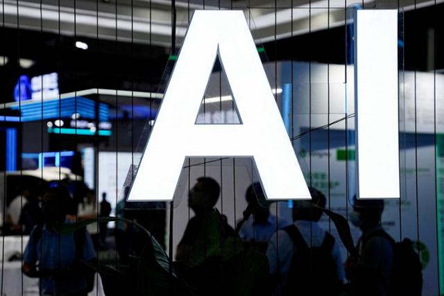 지난해 7월 6일 중국 상하이에서 열린 세계인공지능콘퍼런스(WAIC) 행사장에 부착된 AI 간판. 상하이=로이터 연합뉴스