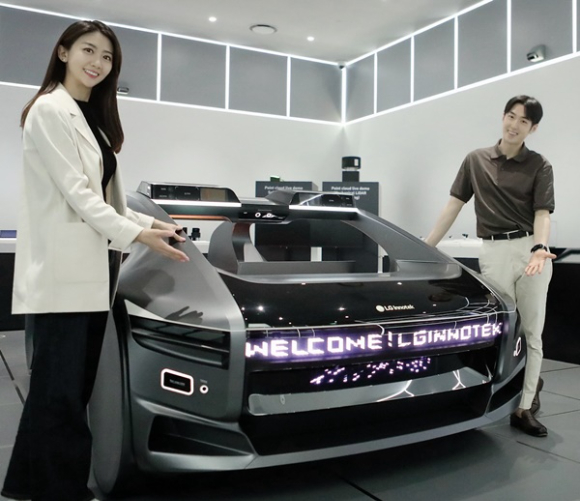 LG이노텍 직원들이 미래차 목업에 장착된 차량 조명 모듈 '넥슬라이드'를 소개하고 있다. [사진=LG이노텍]