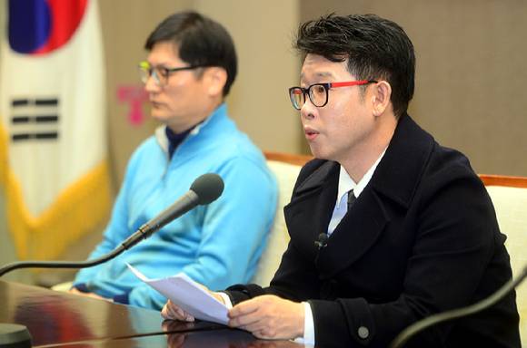 지난 2017년 3월 7일 오전 서울 중구 프레스센터에서 열린 사교육 불법홍보 고발 및 근절촉구 기자회견에서 우형철(오른쪽) 강사가 불법홍보 사례를 발표하고 있다. [사진=뉴시스]