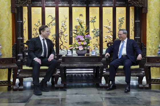 28일 리창(오른쪽) 중국 총리가 일론 머스크(왼쪽) 테슬라 최고경영자(CEO)와 회견하고 있다. 신화=연합뉴스