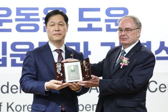 이희완 국가보훈부 차관이 3월 26일 서울 여의도 광복회관에서 열린 '3.1운동을 도운 호주 독립운동가 기념식'에서 제프 로빈슨 주한 호주대사에게 선정패를 전달하고 있다. 마가렛 샌더먼 데이비스 등 3명의 호주 선교사들은 3.1운동이 일어나기 전 부산 일신여학교(현재 부산 동래여고)를 세워 학생들에게 신사참배 반대, 3.1운동에 참여하도록 하고 학생들을 적극 보호한 공적을 세웠다. 뉴스1