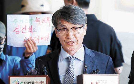 김건희 여사에게 명품백 가방을 전달한 최재영 목사(오른쪽)가 13일 오전 서울중앙지검에 출석하며 취재진의 질문에 답변하고 있다. 김경록 기자