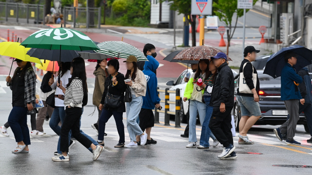 ▲ 강원도내 대부분 지역에 비가 내린 지난  6일 강원 춘천 중앙시장 거리에서 시민들이 우산을 쓰고 이동하고 있다. 유희태