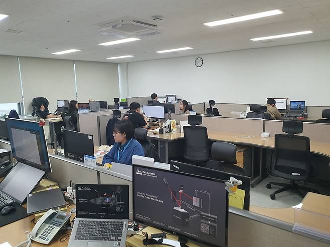 응용 기술팀 직원들이 업무에 매진하고 있다. 수원=윤현주 기자
