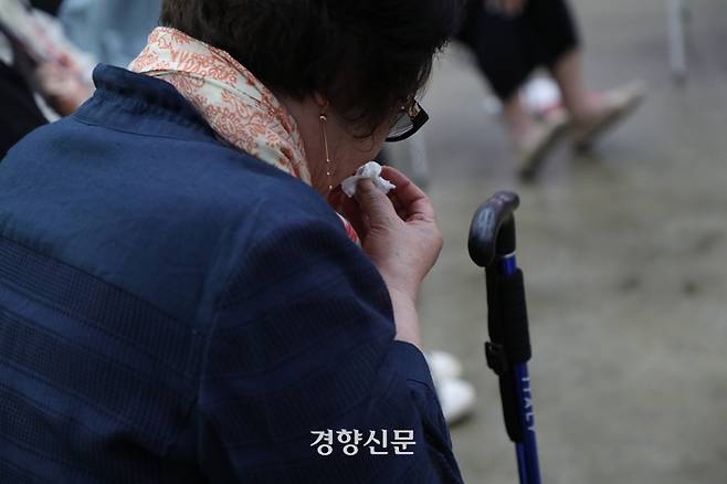 지난달 28일 전남대학교 김남주홀에서 열린 5·18 성폭력 피해자 간담회에서 이남순씨가 눈물을 훔치고 있다. 정효진 기자
