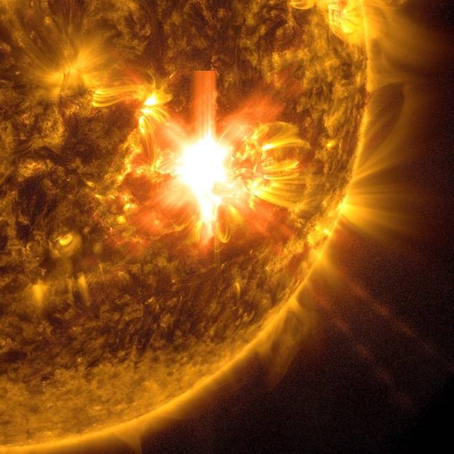 지난 10일(미국시간) 미국 항공우주국(NASA)의 태양관측위성이 촬영한 태양 표면. 지자기 폭풍을 일으킨 강력한 폭발이 일어나고 있다. NASA 제공