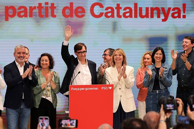 12일(현지시간)  스페인 바르셀로나에서 통합주의 정당인 사회당(PSC)이 승리하자 살바도르 일라 대표(왼쪽에서 세번째) 후보와 당 관계자들이 환호하고 있다. 로이터연합뉴스