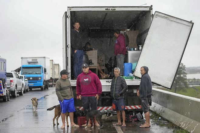 10일(현지시간) 브라질 히우그란지두술주에서 발생한 홍수한 이후 집을 잃은 사람들이 화물 트럭 뒤칸에서 함께 생활하고 있다. AP연합뉴스