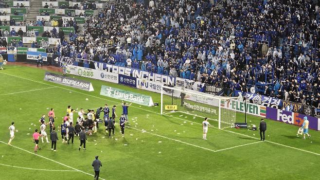 Incheon United fans throw water bottles to the pitch after the K League 1 FC Seoul-Incheon United FC match at Incheon National Football Stadium ended in Seoul‘s favor, turning the stadium into chaos. Yonhap News Agency