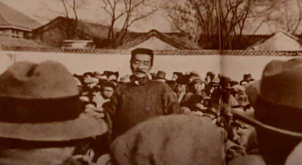 나무위키에서 루쉰을 검색하면 중국에서 만든 루쉰 다큐멘터리를 볼 수 있다. 그 작품에서도 루쉰은 매우 중요하고 비중이 큰 작가로 나온다. 사진은 다큐멘터리 한 장면.