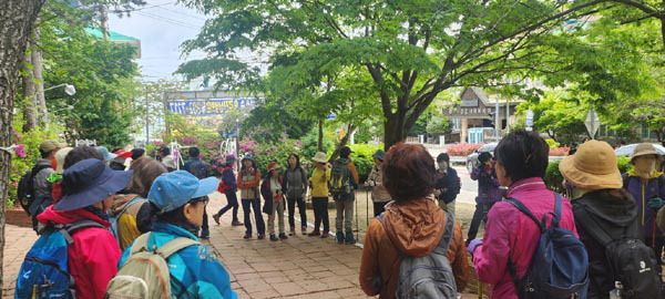 퇴직 선생님들의 모임 ‘수요걷기’ 회원들이 부산 영도구 봉래산 등반을 준비하고 있다.